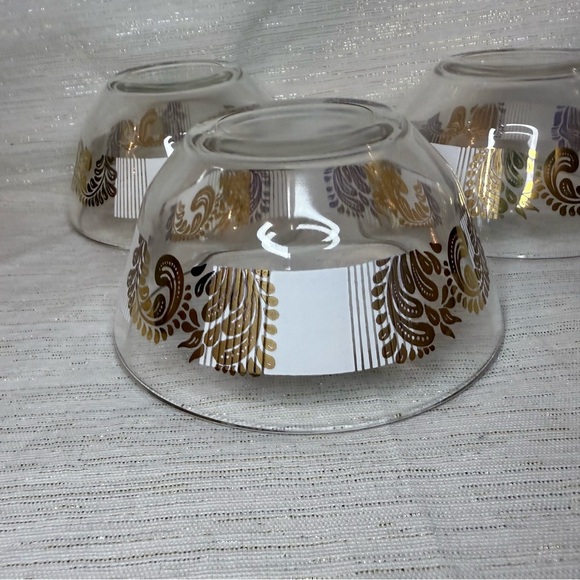 VINTAGE 1960’s Elegant Gold Paisley Capri  Patterned Glass Bowls (3 in the set) - Picture 7 of 7